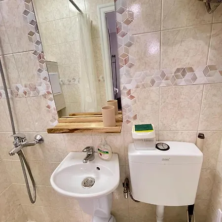 -the Conch- With Private Entrance And Bathroom *