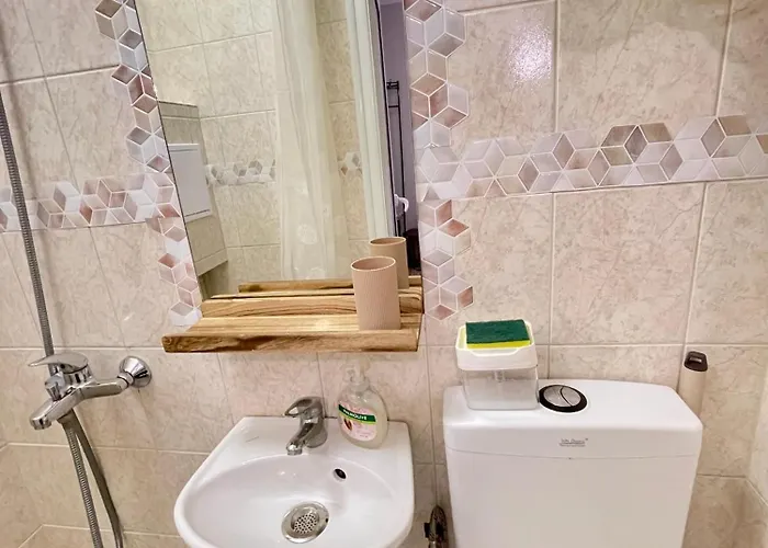 -the Conch- With Private Entrance And Bathroom *